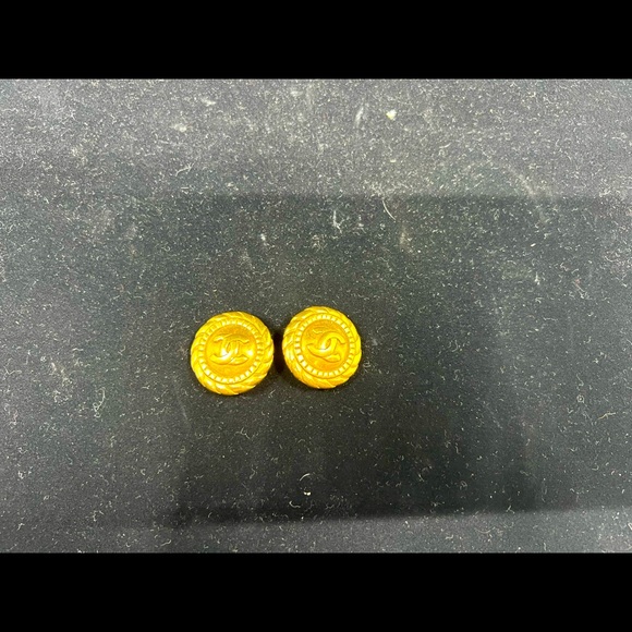 Vintage! Chanel clip on earrings gold